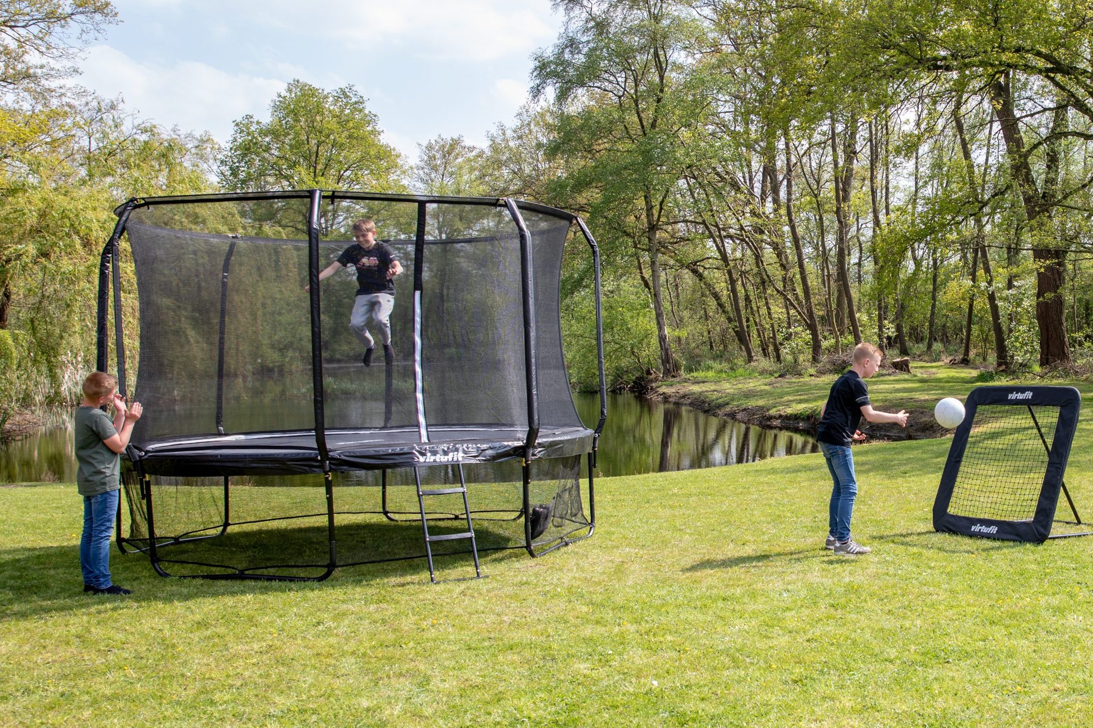 VirtuFit trampoline in de tuin