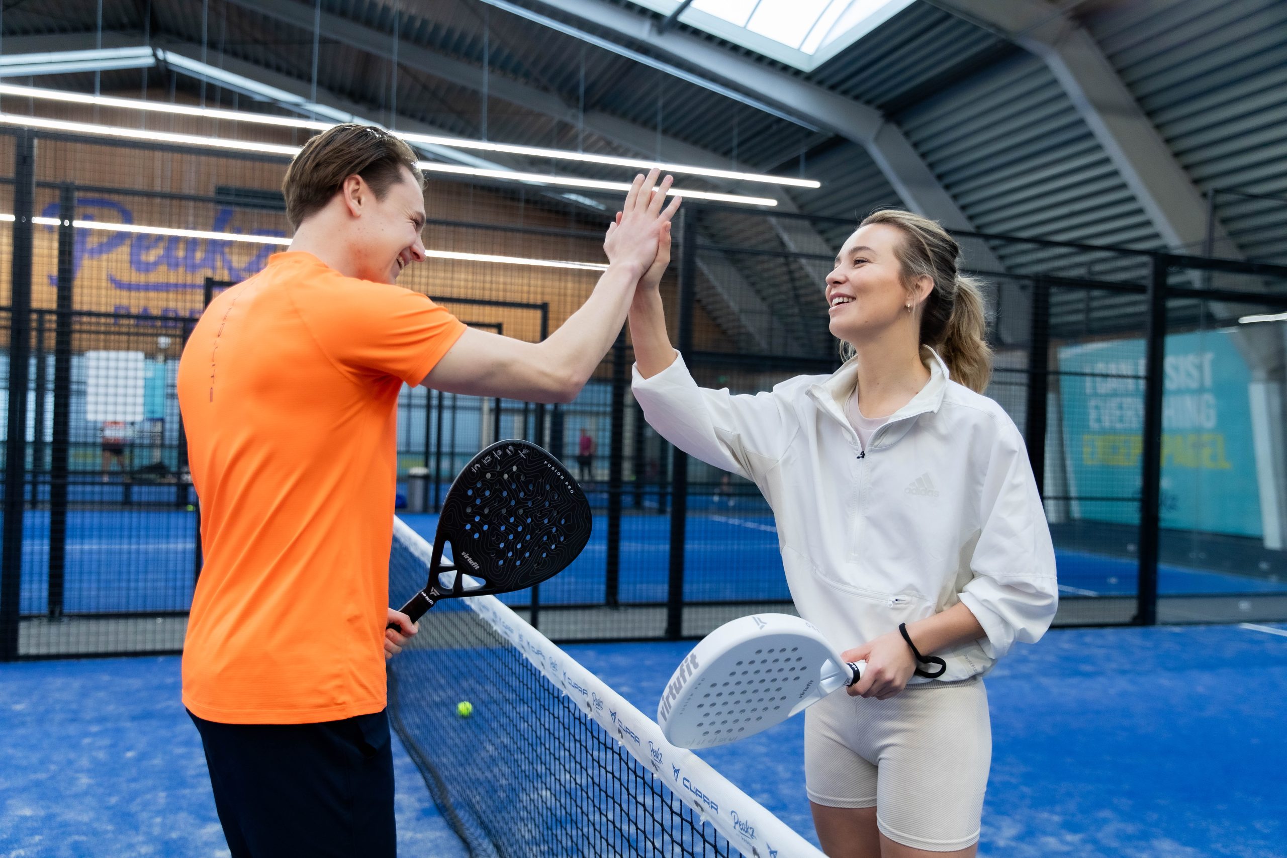 Gezin dat samen thuis traint met VirtuFit